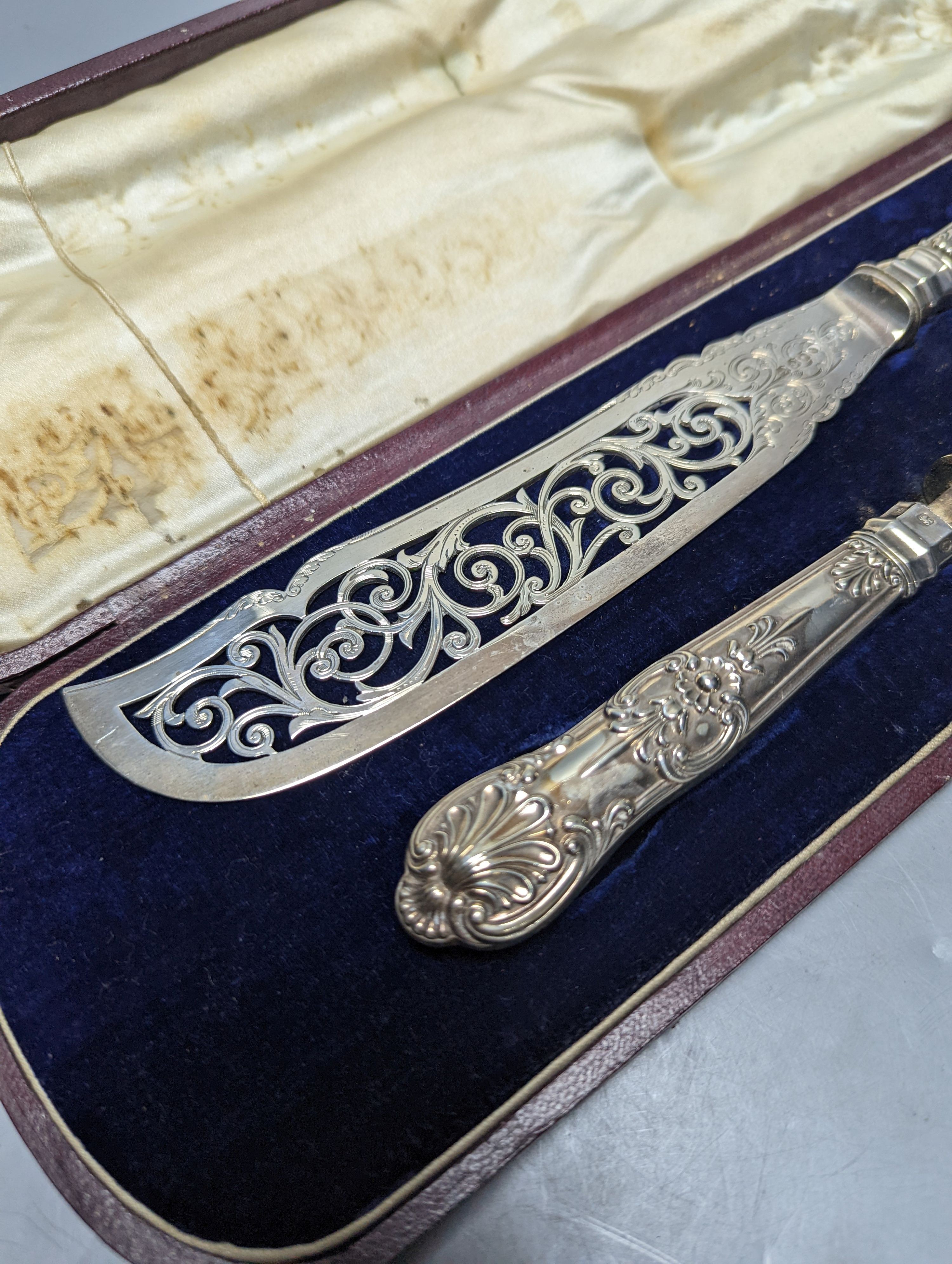 A cased pair of Victorian silver fish servers, maker JG, Birmingham, 1858, knife 31.4cm, loaded.